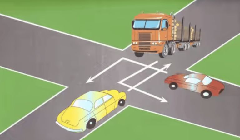 كروزامة مول ليمن يدوز : الكاميو خاوي ليمن ديالو يجي يعمر وسط الطريق ويوقف كيخوا ليمن ديال السيارة الحمراء اتزيد كتبعها السيارة الصفراء عاد الكاميو