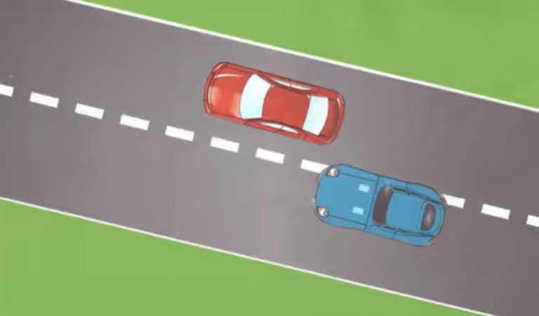 خط متقطع : مسموح التجاوز السيارة الزرقاء مسموح ليها تجاوز السيارة الحمراء