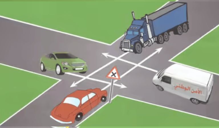 انتباه كروازمة مول ليمن يدوز : االسبقية الصحاب المخزن تدوز سيارة الشرطة يخوى ليمن ديال السيارة الحمراء تدوز تبعها السيارة الخضراء عاد الكاميو