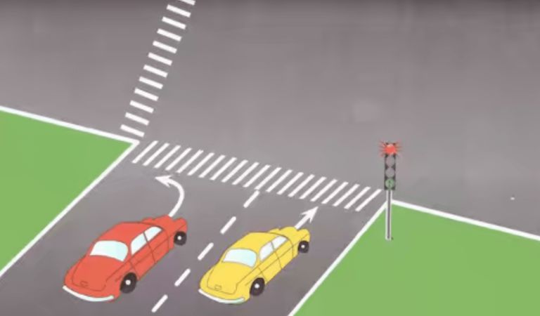 ملتقى الطرق بالضوء : السيارة الصفراء تتبع لافليش عندها الضوء االخضر اما السيارة الحمراء توقف عندها الضوء االحمر