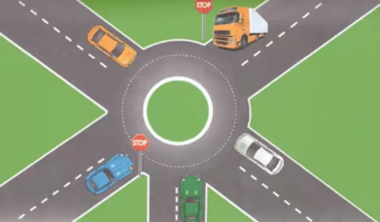 انتباه قف ورمبوا : السيارة البيضاء والصفراء يديورو الرومبوا ادوزوا ليمن ديالهم فيه السطوب اتبعهم السيارة الخضراء عاد السيارة الزرقاء والكاميو اللي عندهم السطوب