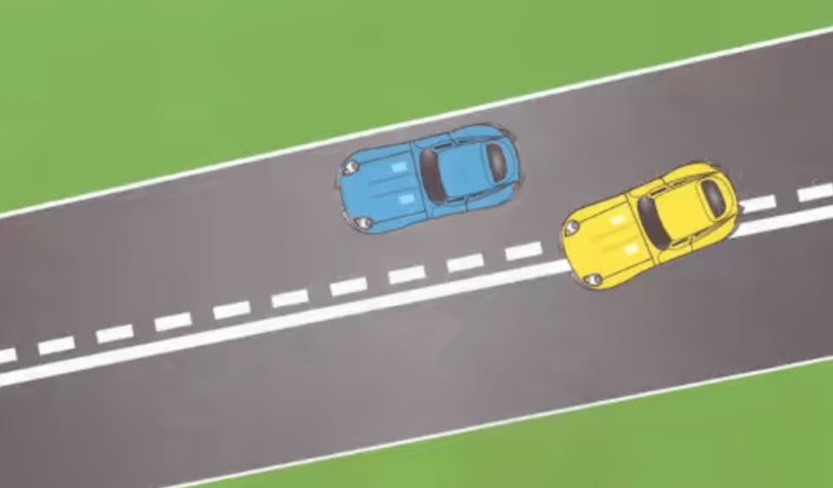 خط متقطع من الجهة اليمنى : مسموح للسيارة الصفراء تجاوز السيارة الزرقاء